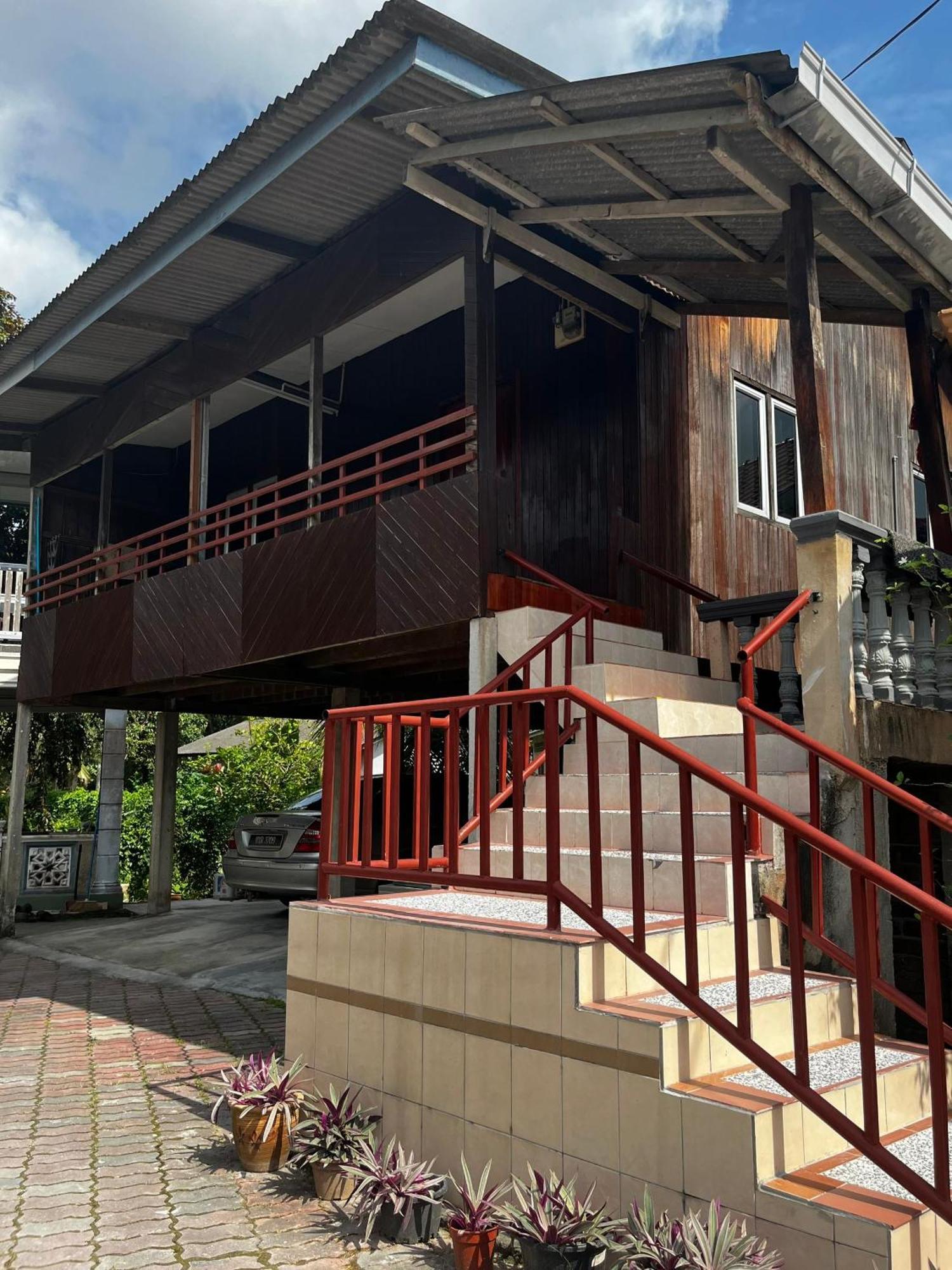 Rumah Kayu Kota Tinggi Homestay Johor Bahru